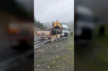 Kaza yapan tırı taşıyordu: O tır da kaza yaptı 