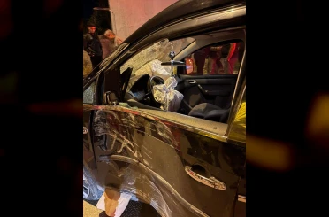 Kaza yaparak savrulan motosiklet yayalara çarptı: 5 yaralı