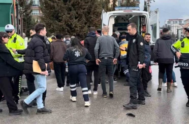 Kazada kamyonun altına sürüklenen motosikletteki 2 kişi yaralandı 