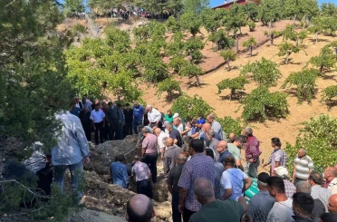 Kazada ölen 3 kişinin cenazesi yan yana toprağa verildi 