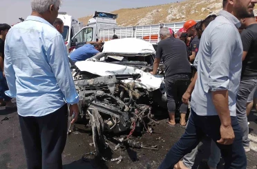Kazada otomobilde sıkışan sürücü için zamanla yarıştılar 