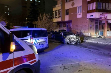 Kazada savrulan otomobilin duvarı yıkma anı kamerada 