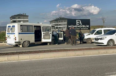 Kazadan sonra ters yöne giren minibüs hafif ticari araçla çarpıştı: 1’i çocuk 4 yaralı 
