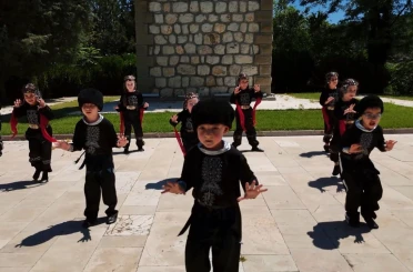 Kazak Türklerinin geleneksel yöresel kıyafetleri ile ünlü ’Kartal Dansı’nı sahnelediler 