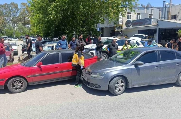 Kazaya neden olan sürücü, kendisini durdurmak isteyenlere biber gazı sıktı 