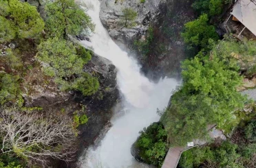 Kazdağları’nın Sütüven Şelalesi yağışlarla birlikte Niagara’yı aratmadı 
