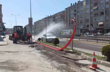 Kazı yaparken su borusu patladı, tazyikli su caddeyi esir aldı 