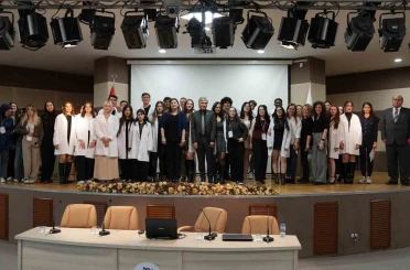 KBÜ’de kimya öğrencileri için önlük giyme töreni düzenlendi 