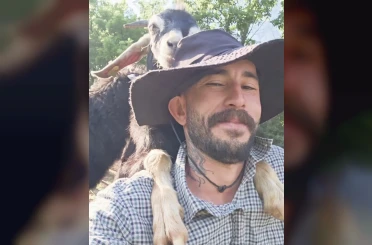 Keçileriyle sevgi dolu anları yürekleri ısıttı 