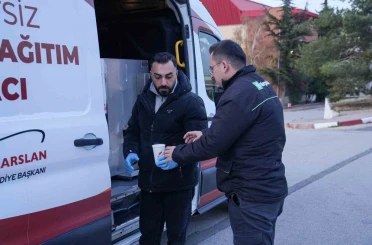 Keçiören Belediyesi’nden vatandaşa sıcak çorba ikramı 
