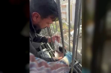 Kedi, dökülen betonun altında kalmaktan son anda kurtarıldı 