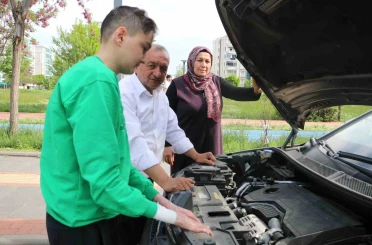 Kelebek hastası çocukları için aldıkları araç çileyi beraberinde getirdi 