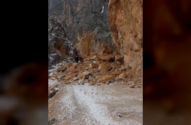 Kemaliye’de Taş Yolu geçici olarak trafiğe kapatıldı 