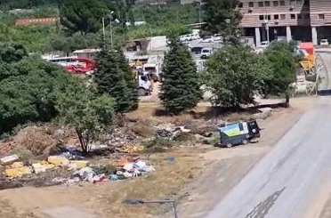 Kemalpaşa Belediyesi, kendi binasının arkasını çöplüğe çevirdi 