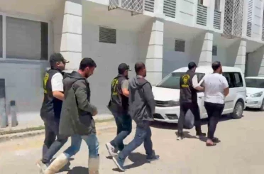 Kendilerini polis olarak tanıtıp vatandaşları dolandırdılar 