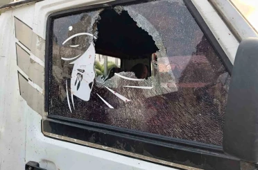 Kendisinden ucuza karpuz satan rakiplerine kızarak 3 pazarcının aracının camını kırdı 