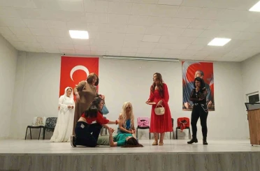 Kepsutlu kadınların oynadığı tiyatro oyunu ilgi gördü 