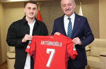 Kerem Aktürkoğlu’ndan Başkan Büyükakın’a ay-yıldızlı forma 