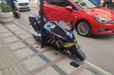 Keşan’da araç kapısı ile kaldırım arasında sıkışan motosikletin sürücüsü yaralandı 