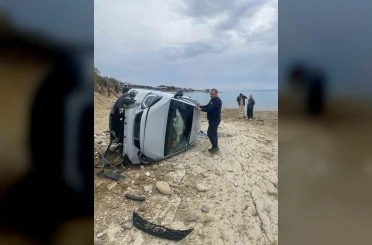 Keşan’da kontrolden çıkan otomobil şarampolden kumsala düştü 