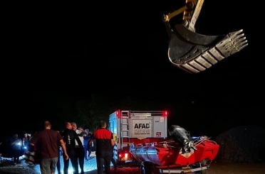 Kezer Çayı’nda mahsur kalan genç, kepçeyle kurtarıldı 