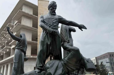 Kıbrıs Meydanı’ndaki anıt yeniden ait olduğu yerde 