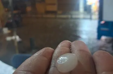 Kilis’te aniden bastıran dolu yolları beyaza bürüdü
