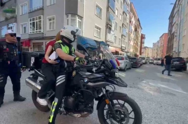 Kimliğini evde unutan öğrenciyi polis sınava yetiştirdi 