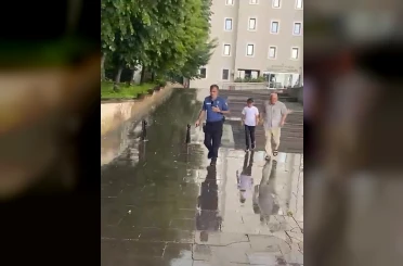 Kimliğini kaybeden öğrenciyi polis sınava yetiştirdi 