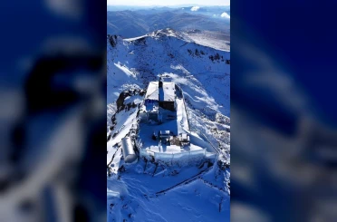 Kırklar Dağı’nda doğa şöleni: Bir yanında kar, bir yanında sonbahar 