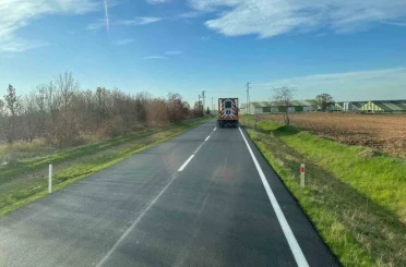Kırklareli’nde köy yolları sıcak asfaltla yenileniyor 