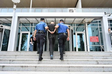 Kırmızı bültenle aranan hükümlü havalimanında yakalandı 