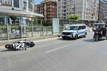 Kırmızı ışık ihlali yapan motosiklet yayaya çarptı: 2 yaralı 
