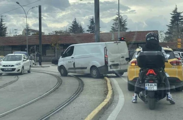 Kırmızı ışıkta beklemek yerine kolay yolu seçti 