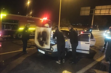 Kırmızı ışıkta bekleyen otomobilde yangın çıktı