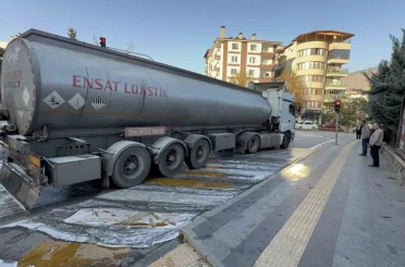 Kırmızı ışıkta bekleyen tırın tekerlekleri yandı; facia itfaiyenin hızlı müdahalesiyle önlendi 