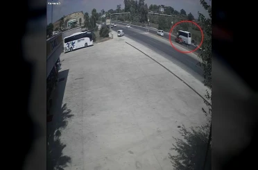 Kırmızı ışıkta duran araçlara çarpmamak için otomobilini şarampole sürdü 