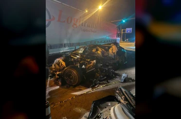 Kırmızı ışıkta duran çekiciye, arkadan hızla çarpan otomobil sürücüsü hayatını kaybetti 