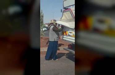 Kırmızı ışıkta duran kamyonetten biber çaldılar 