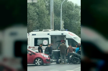 Kırmızı ışıkta geçtiği ileri sürülen motosiklet başka bir motosikletle çarpıştı: 1 yaralı 