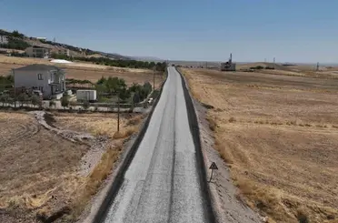Kırsal yollarda sathi kaplama çalışmaları sürüyor
