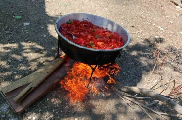 Kış mevsimi gelmeden kırsal kesimlerde salça yapımı başladı 