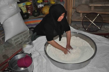 Kışlık ekmekler imece usulüyle hazırlanıyor 