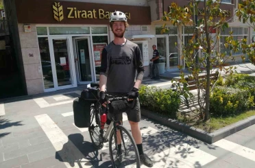 Kız arkadaşından ayrılınca dünya turuna çıkan genç gezgin bir yılda 8 bin kilometre pedal çevirdi 
