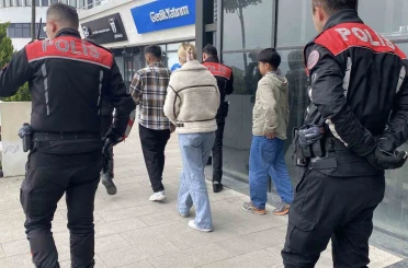 Kız kardeşini kafede bir erkekle görünce ortalığı birbirine kattı 