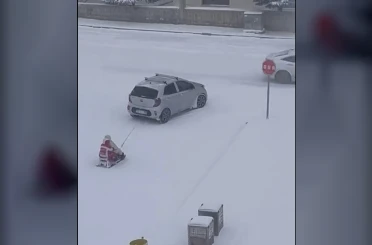 Kızağı araca bağlayıp çektiler, tehlikeli eğlence kameraya yansıdı 