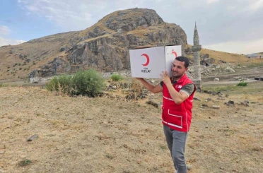 Kızılay gönüllüleri Ağrı’da köy ziyaretleriyle çocukları sevindirdi 