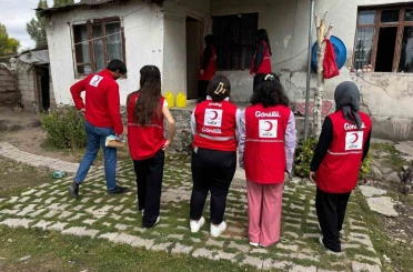 Kızılay Patnos şubesi ihtiyaç sahibi ailelere yardım ulaştırdı 