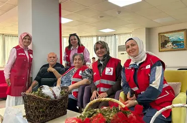 Kızılay’dan huzurevi sakinlerine fındık ikramı
