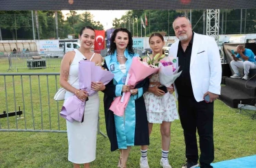 Kızının kanseri yendiği gün üniversiteden dereceyle mezun oldu 